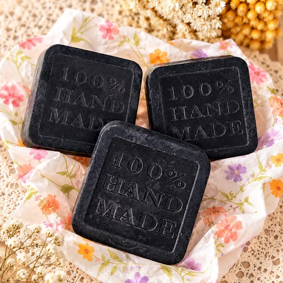 Trio de sabonetes de 50 g de lavanda sobre tecido floral