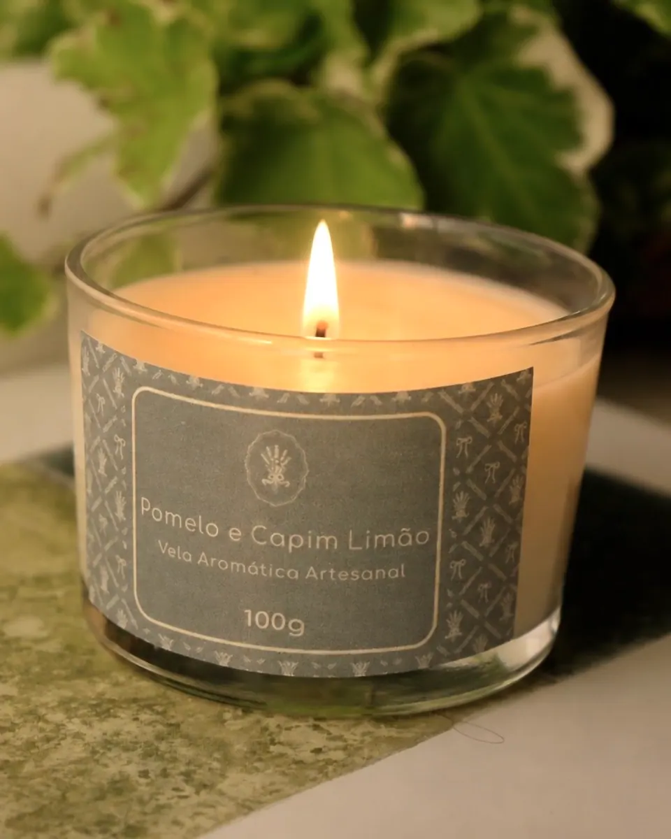 Vela Pomelo e Capim Limão acesa sobre uma base verde